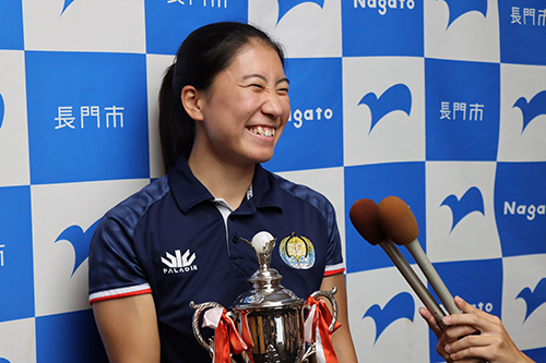 笑顔でインタビューに答える東選手