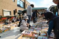 毎年多くの来場者でにぎわう古本市