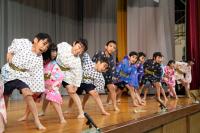 小学校1年生から3年生が歌舞伎に挑戦