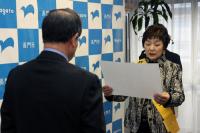 会長（知事）メッセージを読み上げる長門市交通安全母の会の大嶋会長