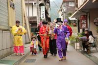 俵山温泉街をチンドン隊が練り歩く