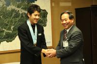 成績を報告し、大西市長と握手を交わす村岡翼輝さん