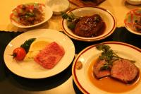 米粉を給餌し、延長肥育された長門産和牛の料理が並ぶ