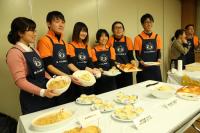 長門市の産品を使ったロシア料理5種を披露する「チームNGT」のメンバー