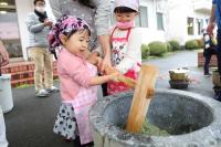 みんなで協力してもちつきに挑戦