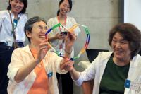 大人も夢中になって遊び、その過程で遊び方を学んだ