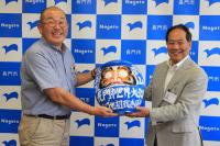 長門市のイメージである「青」に染められただるま