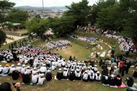 自然にできたすり鉢状の地形を利用した赤崎神社楽桟敷