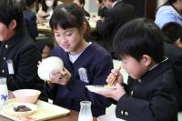 くじらの竜田揚げを味わう児童たち